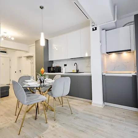 Blue Seven In Infinity Apartment *